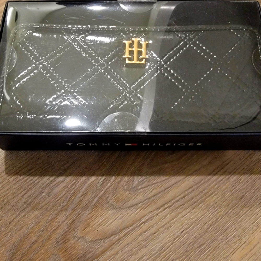 Tommy Hilfiger Black Gloss Wallet SEALED NEW